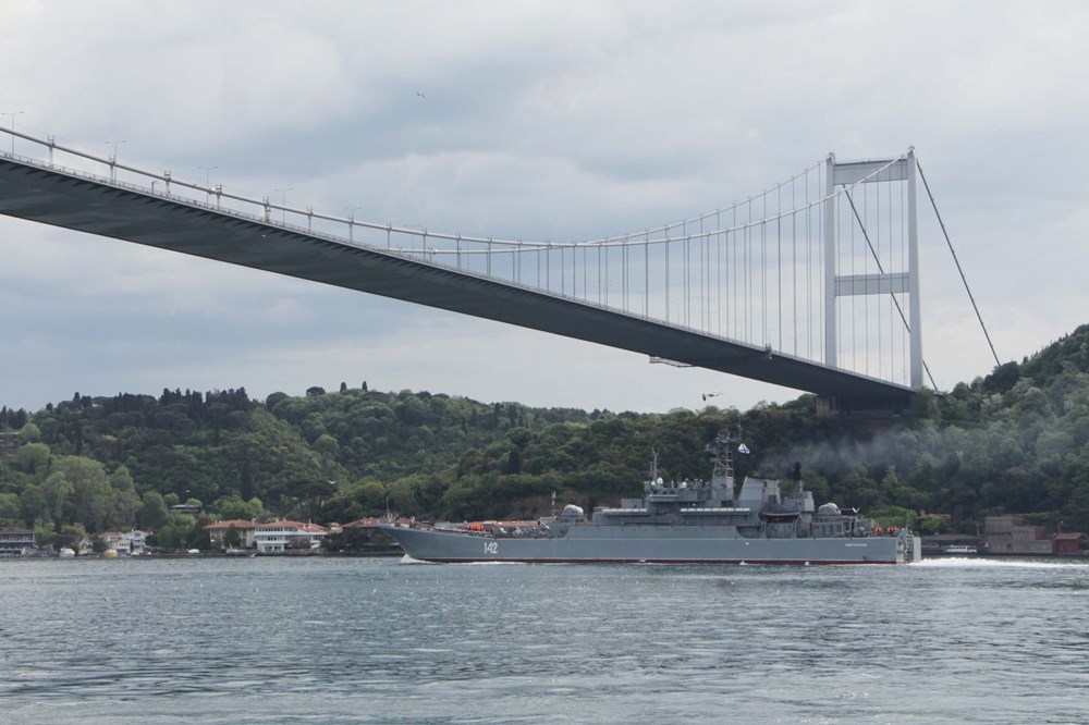 Rus ve İngiliz savaş gemileri Karadeniz’e açıldı! Bir saat arayla…