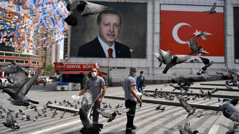 Osmangazi’de aç kalan güvercinler beslendi