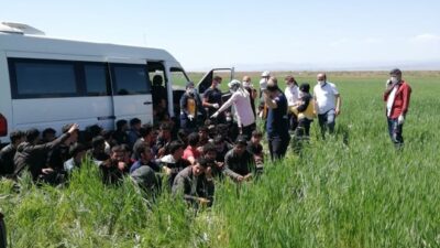 15 kişilik minibüsten 56 kaçak göçmen çıktı