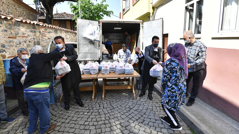 Osmangazi Belediye Başkanı Mustafa Dündar, Osmangazi Belediyesi’nin iftarlık dağıtım noktalarından