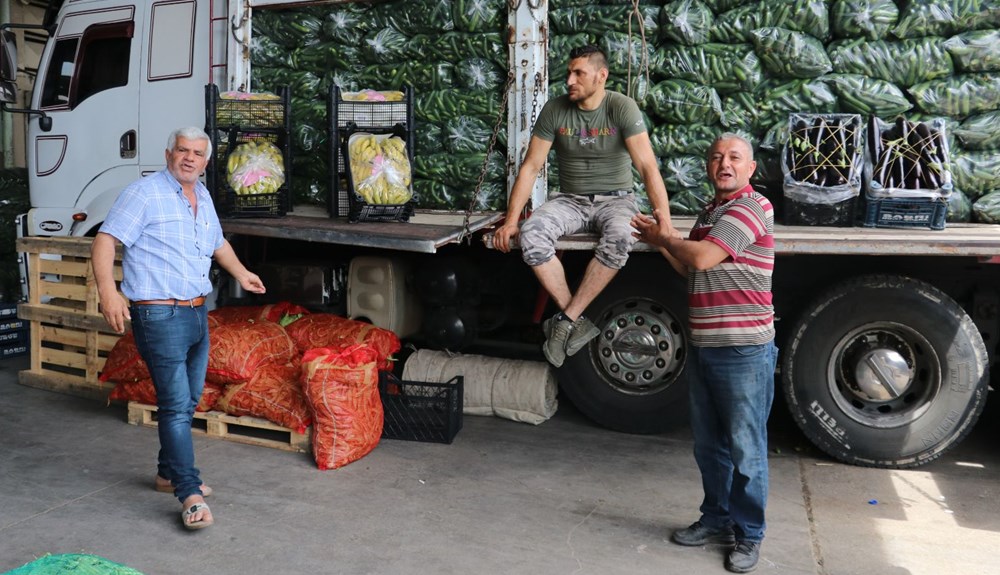 Tonlarca sebze meyve ellerinde kaldı