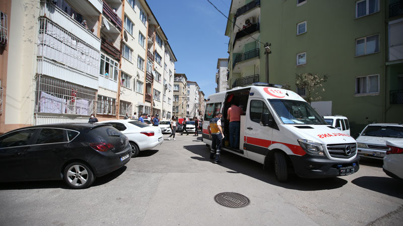 Bursa'nın Osmangazi ilçesinde çıkan silahlı kavgada 2 kişi tabancayla yaralandı.