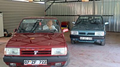 Bir kere bile kullanmadı! Ayakkabılarını çıkarıp biniyor