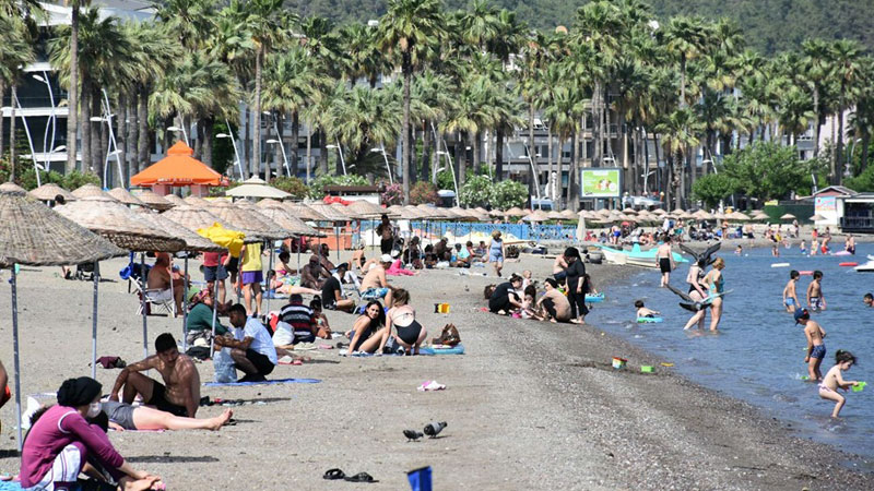 Sıcaklık 41 dereceyi gördü! Sokaklar boşaldı, plajlar doldu