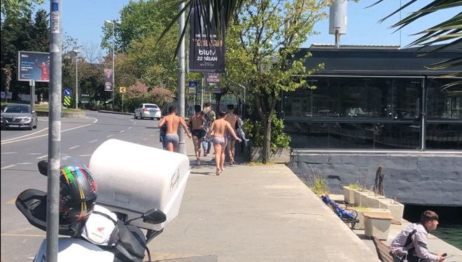 Polisi görünce giyinemeden kaçtılar