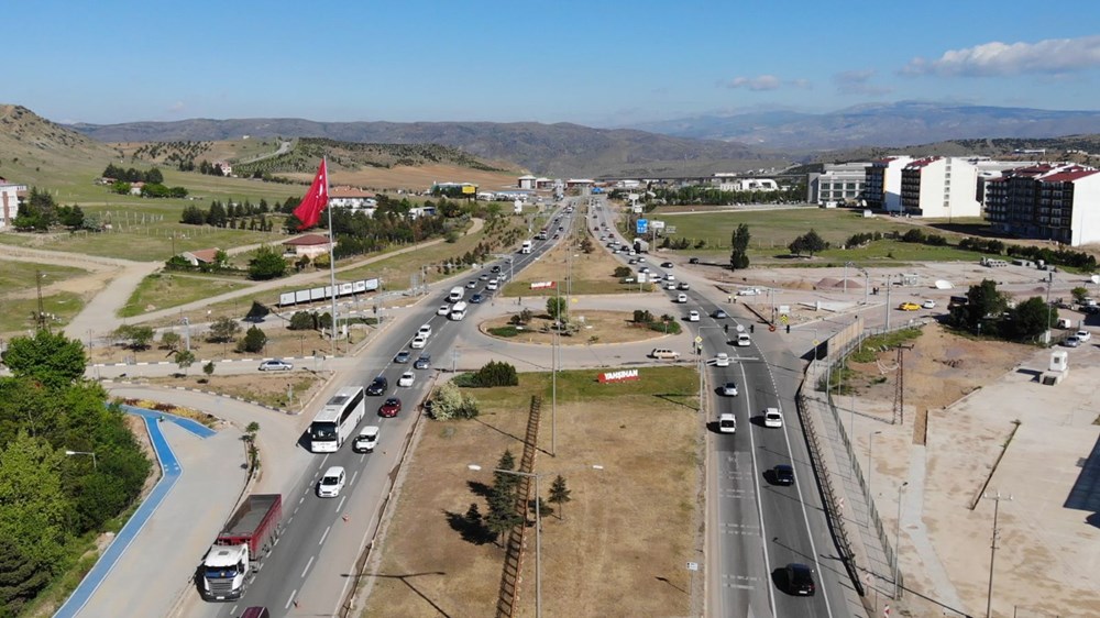 43 ilin geçiş noktasında trafik kilitlendi