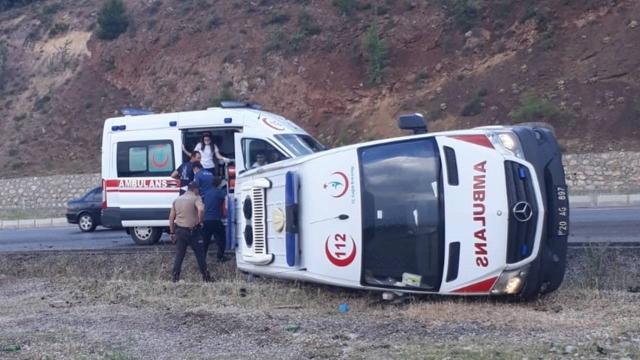 Hasta taşıyan ambulans devrildi: 4 yaralı