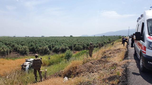 Askerleri taşıyan minibüs devrildi: 3 yaralı