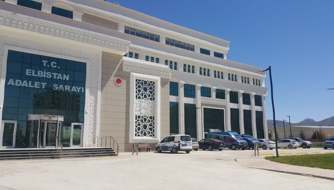 Kavgayı ayırmak istedi, başından vuruldu