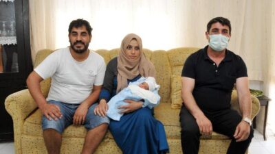 Hastaneye gitmek için bindiği takside doğum yaptı