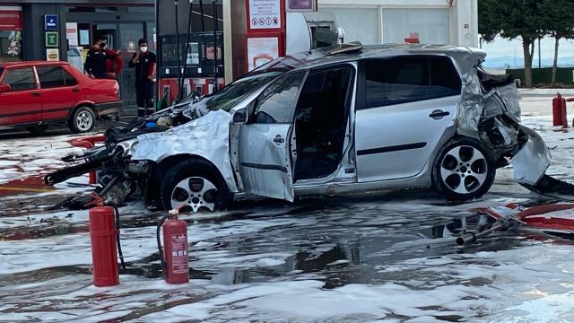 Facia ucuz atlatıldı! Otomobil akaryakıt istasyonuna daldı