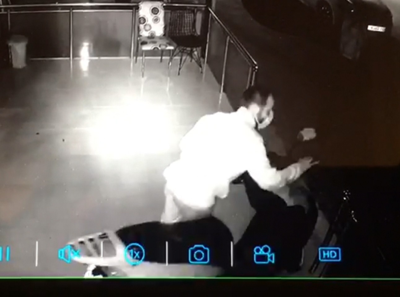 Bursa’da biri gözetledi, diğeri çaldı