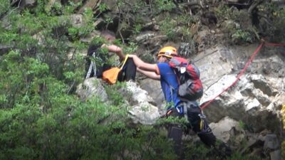 Bursa’da şaka gibi olay! Polisten kaçtı kayalıklara takıldı…
