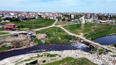 Simsiyah akan dere ağır koku yayıyor