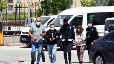 Eşiyle ilişki yaşayan babasını defalarca bıçakladı