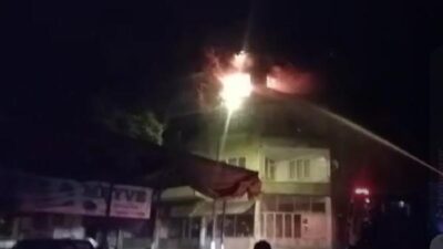 Benzin döküp ateşe verdiği evinde öldü