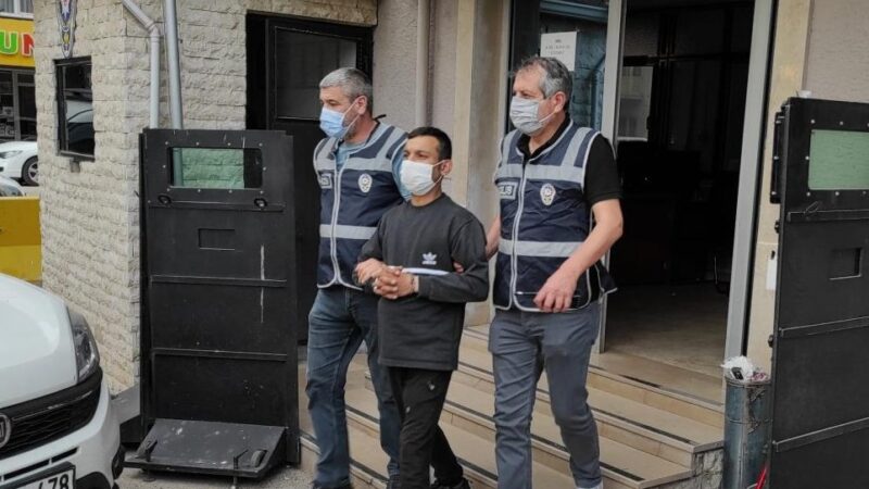 Bursa’da katil zanlısı yakalandı! Bursa'nın Mustafakemalpaşa ilçesinde husumetli olduğu kişiyi öldürdükten sonra kayıplara karışan