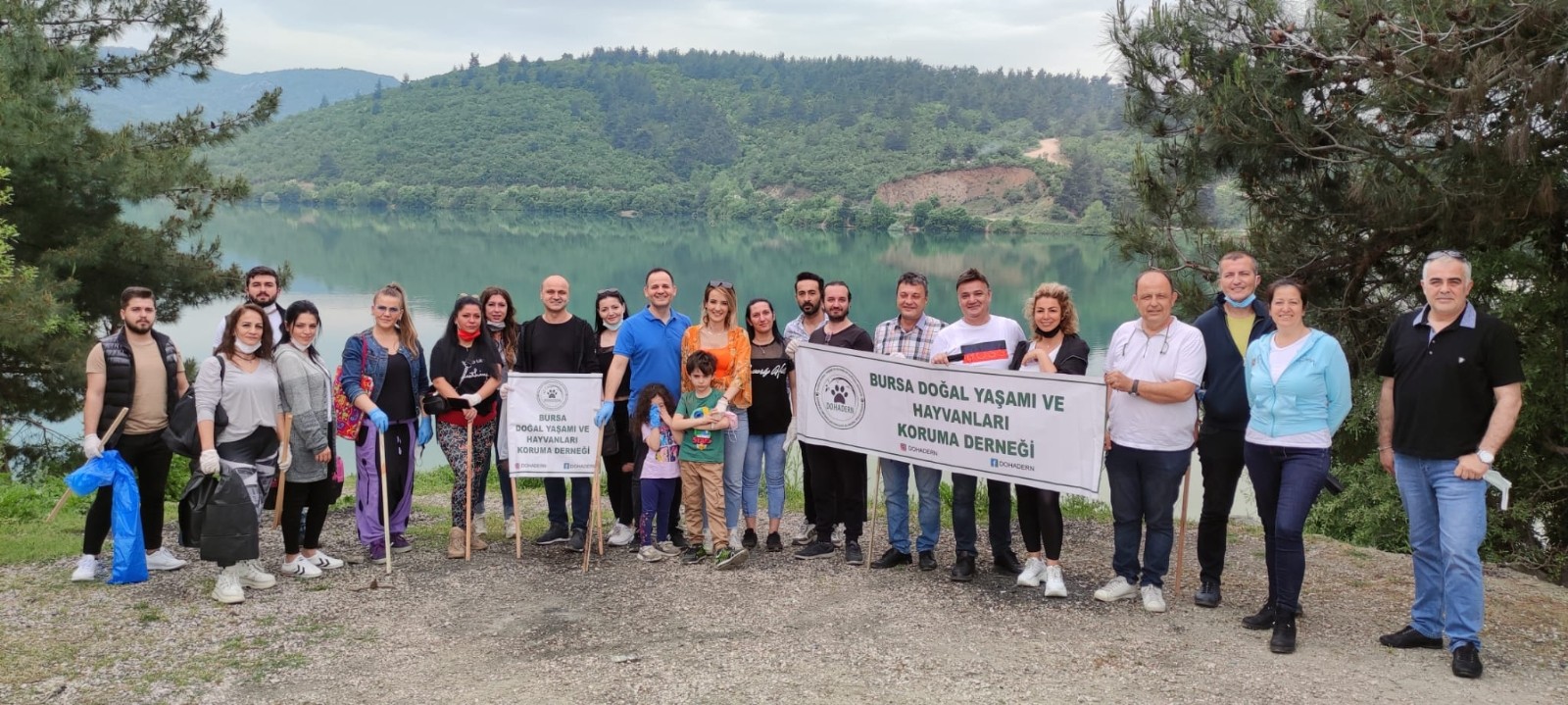 Bursa’da hem doğayı temizlediler hem de hayvanları beslediler