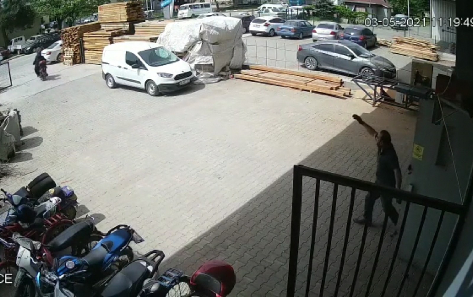 Görüntü Bursa’dan… Hırsızları böyle kovaladı Görüntü Bursa’dan… Hırsızları böyle kovaladı