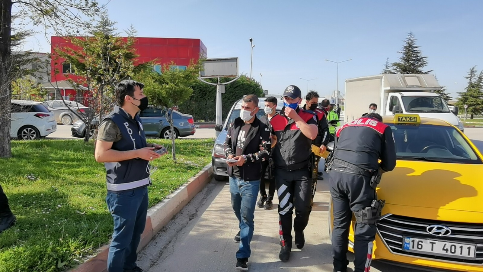 Bursa’da aranıyorlardı! Taksiyle gezerken yakalandılar Bursa’da aranıyorlardı! Taksiyle gezerken yakalandılar