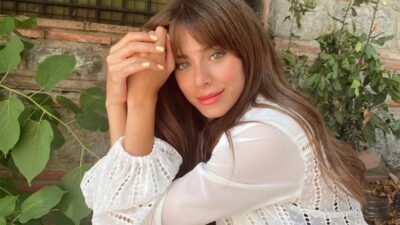 Dekolteli pozlarıyla yürek hoplattı