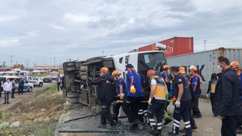 Bursa’da işçi servisi devrildi: Ölü ve yaralılar var Bursa’nın Gemlik ilçesinde yağan yağmur nedeniyle kayganlaşan yolda işçi midibüsü