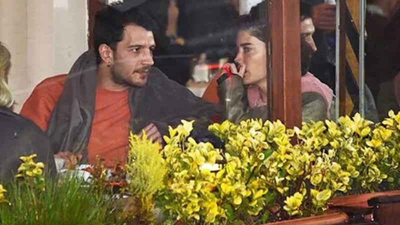 Uraz Kaygılaroğlu ile Berrak Tüzünataç ayrıldı! İşte sebebi… Uraz Kaygılaroğlu ile Berrak Tüzünataç ayrıldı! İşte sebebi…