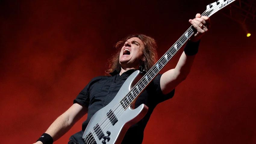 Ünlü grubun solistine taciz suçlaması