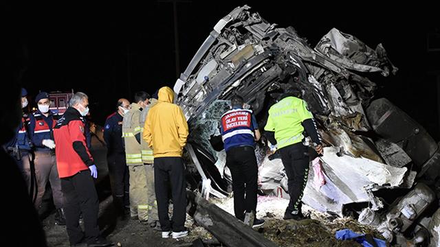 TIR faciası: 2 ölü