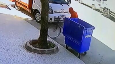 Bursa’da kapüşonlu bisiklet hırsızı kamerada