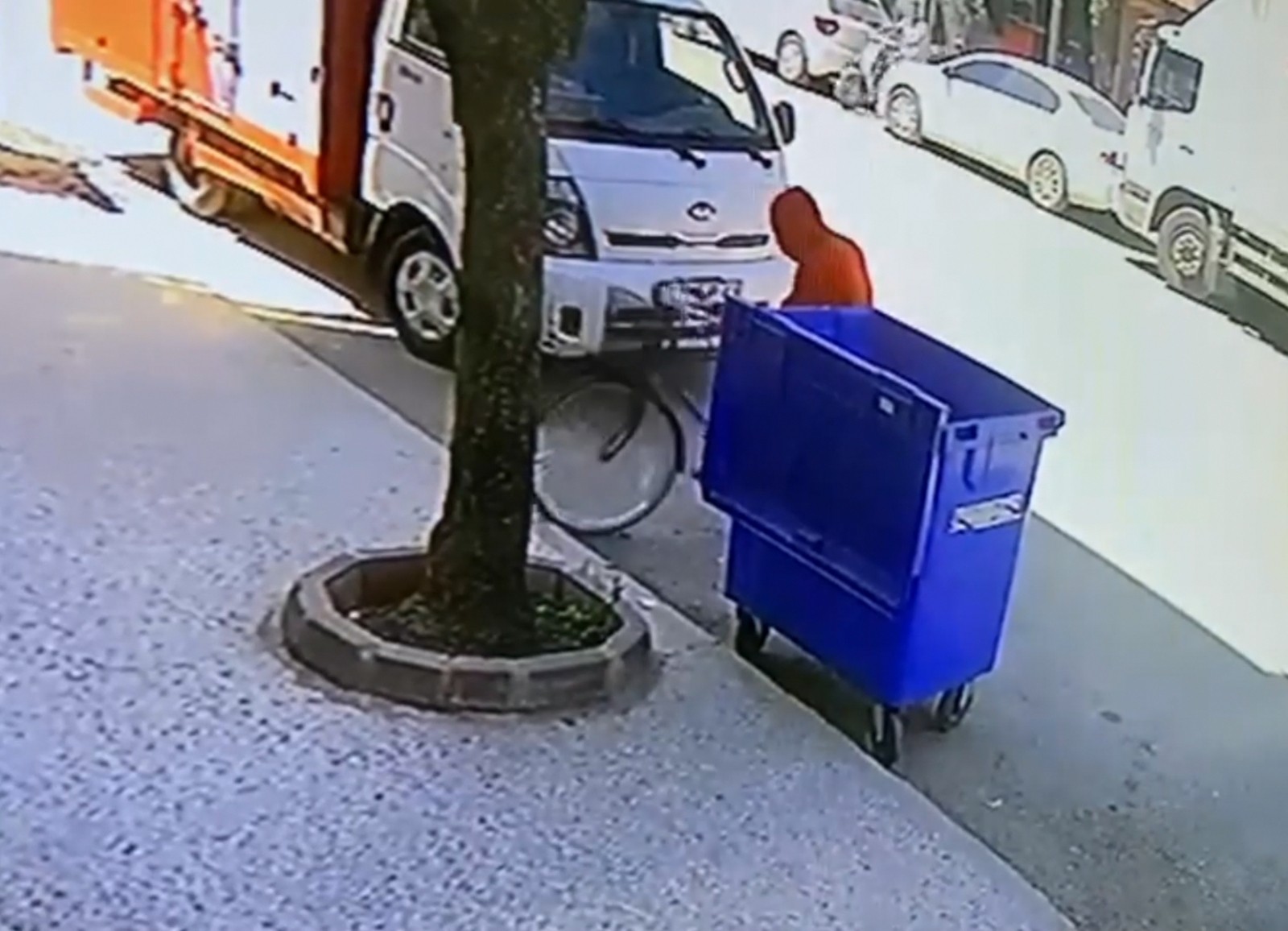 Bursa’da kapüşonlu bisiklet hırsızı kamerada Bursa’da kapüşonlu bisiklet hırsızı kamerada