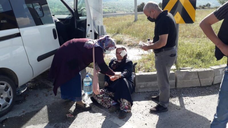 Bursa’da yaralıya ilk müdahaleyi belediye başkanı yaptı… Bursa'da trafik kazası geçiren vatandaşa ilk müdahaleyi Büyükorhan Belediye Başkanı