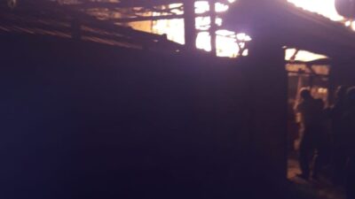 Keles’te iki katlı ahşap bina küle döndü