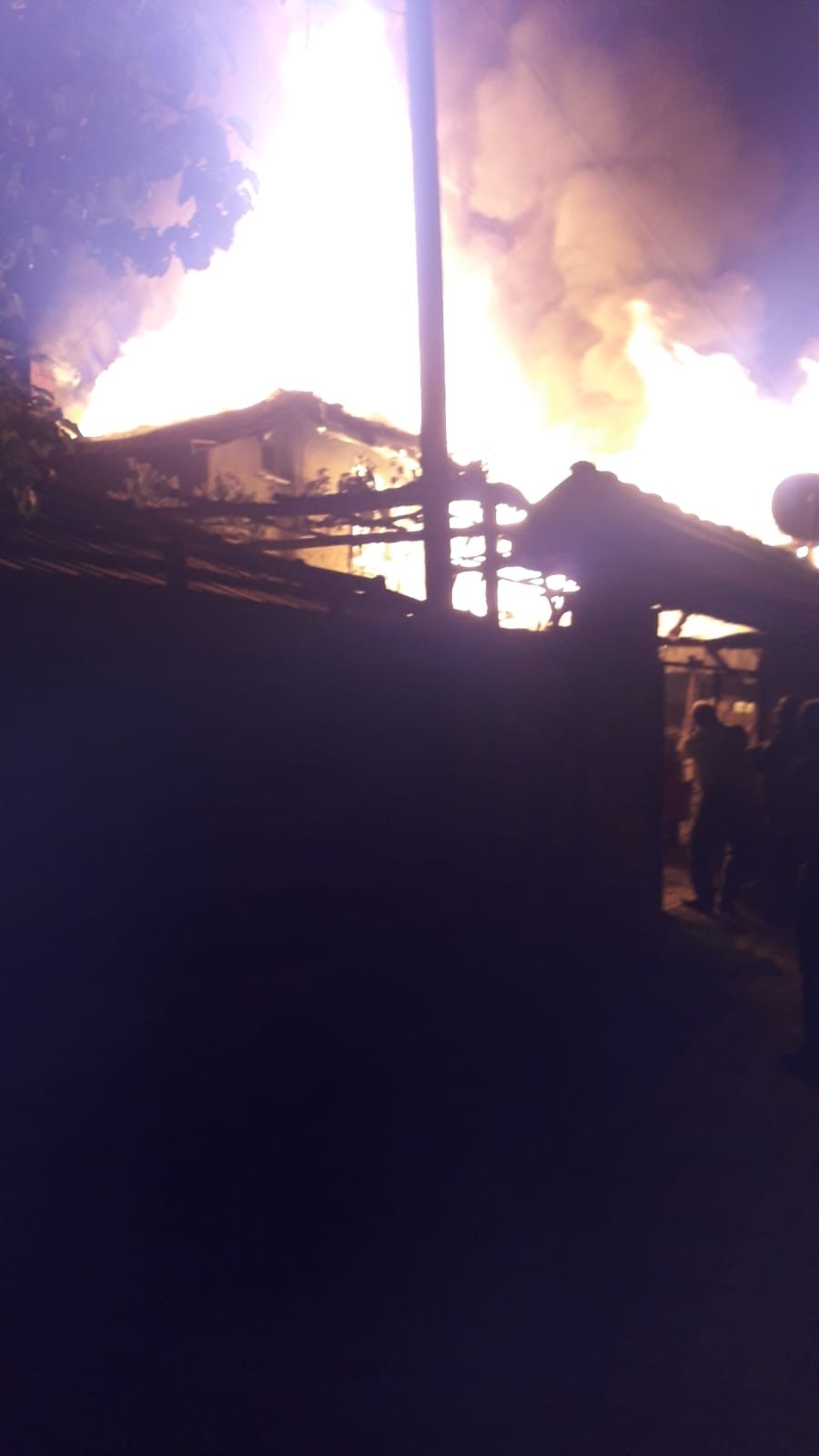 Keles’te iki katlı ahşap bina küle döndü