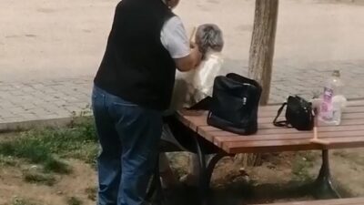 Bursa’da kısıtlamada sokak ortasında saç tıraşı