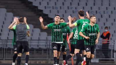 Misli.com 2. Lig play-off finalinde Kocaelispor, Sakaryaspor'u 4-0 yenerek 1.Lig'e