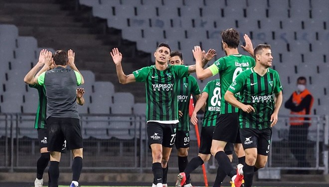 Misli.com 2. Lig play-off finalinde Kocaelispor, Sakaryaspor'u 4-0 yenerek 1.Lig'e