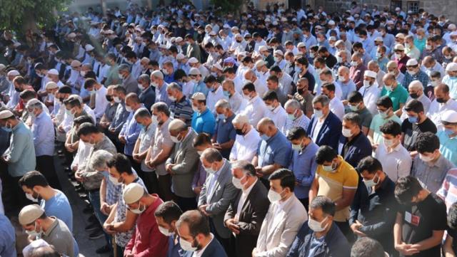 Koronavirüsten ölen kanaat önderini yüzlerce kişi uğurladı! Anonslar bile kar etmedi