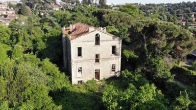 Tarihi köşk bakımsızlıktan harabeye döndü