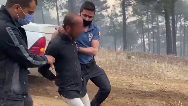 Ormanı yakarken yakalandı
