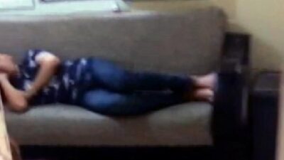 Kumar baskınında polisi görünce uyuyor numarası yaptı