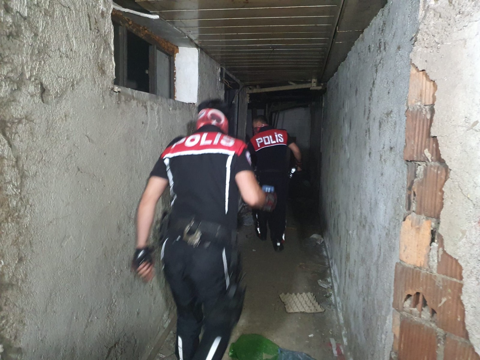 Bursa’da 100 polisle yapılan baskında 11 kişiye ceza yağdı Bursa’da 100 polisle yapılan baskında 11 kişiye ceza yağdı