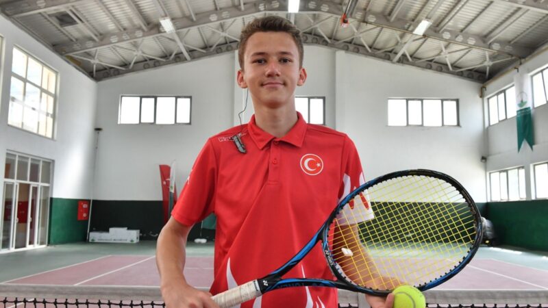 Osmangazi Belediyespor’un başarılı raketi Emir Vatansever, Antalya’da düzenlenen Milli Takım