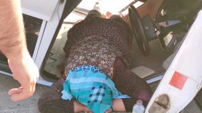 Bursa’da otomobil duvara çarpıp takla attı