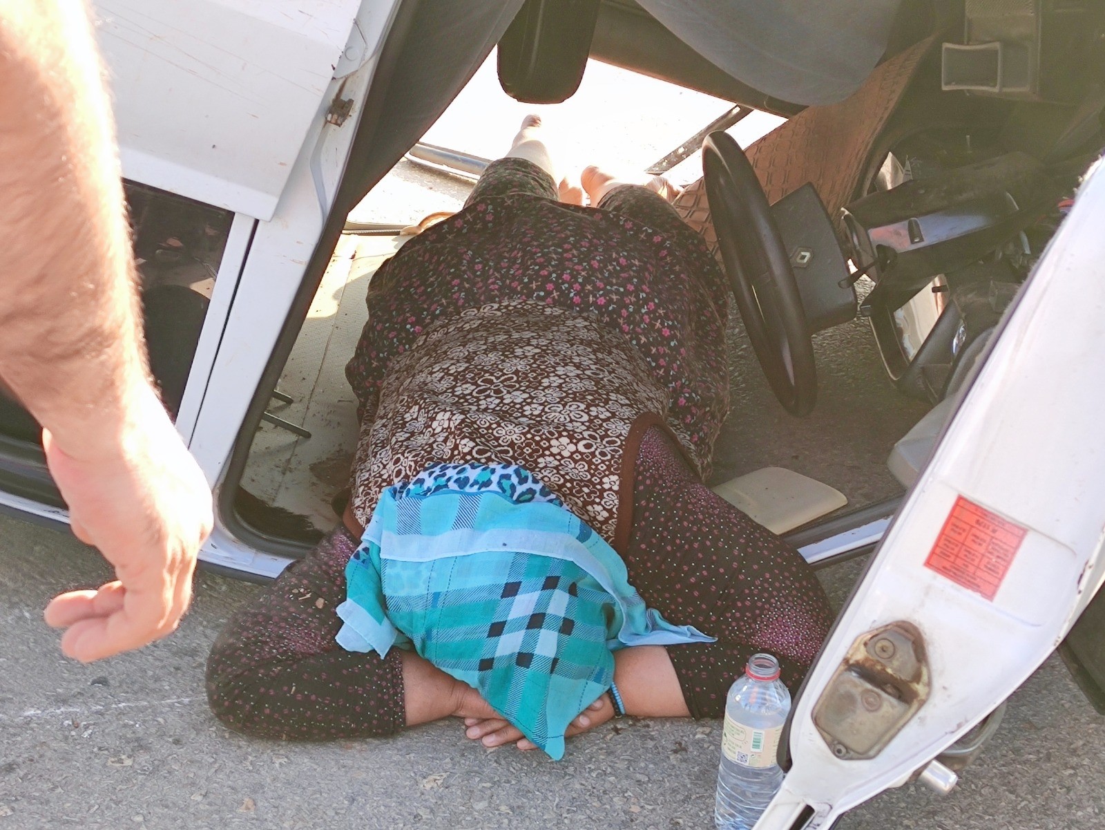 Bursa’da otomobil duvara çarpıp takla attı