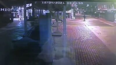 Bursa’da mağazanın camını taşla kıran hırsız, görünce böyle kaçtı