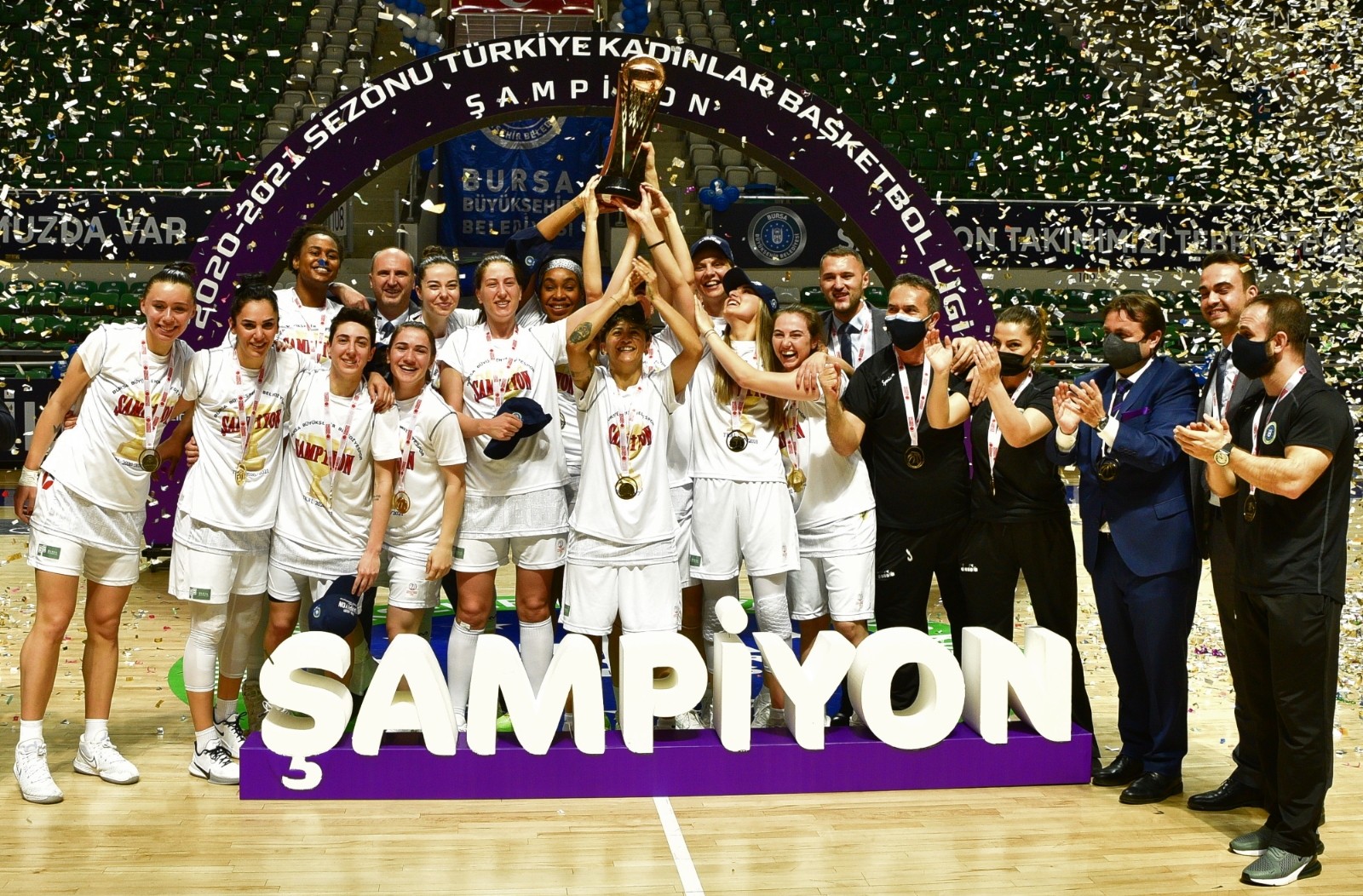 Şampiyon periler kupayı hastaneye götürdü Şampiyon periler kupayı hastaneye götürdü