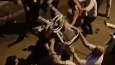Bursa’da birbirlerine girdiler! Sandalyeler sopalar böyle havada uçtu…