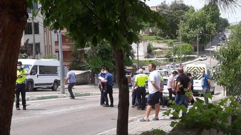 Bursa’da yağış kazaya neden oldu Bursa’da şiddetli yağış sonrası kayganlaşan yolda direksiyon hakimiyetini kaybeden motosiklet