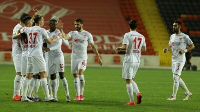 Süper Lig'de çıktığı 38 maçta 14 galibiyet, 17 beraberlik ve